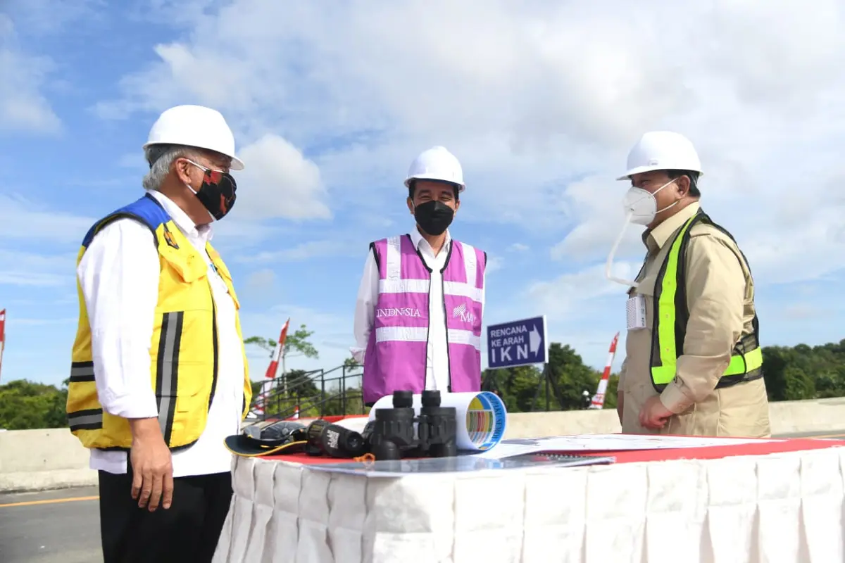 Jokowi bersama Prabowo dan Basuki meninjau sodetan akses jalan ke Ibu Kota baru