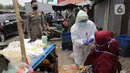 Petugas medis Gugus Tugas Kabupaten Bogor melakukan swab test dan rapid test kepada pedagang Pasar Cileungsi, Kabupaten Bogor, Jawa Barat, Selasa (16/6/2020). Para pedagang dengan sukarela ikut serta menjalani rapid test dan swab test. (merdeka.com/Imam Buhori)