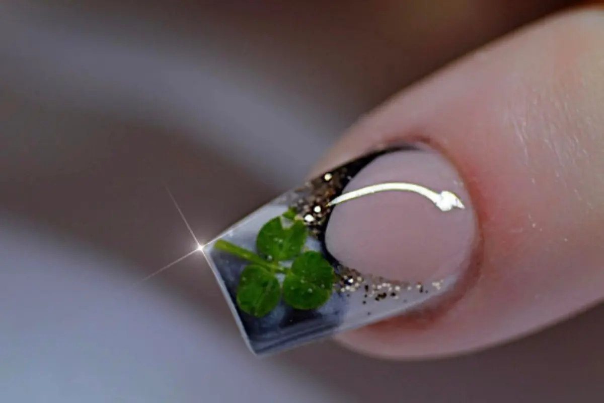Nail Art Super Gemas Ini Bikin Kuku Jadi Cantik