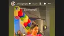 Dalam video yang diunggah dalam instagram story, Ayu tampak memeriahkan acara dengan nyanyi. Dalam penampilannya, pelantun Sambalado itu tampak mengangkat dress-nya dikenakan. Alhasil, celana ketat hitam yang dikenakan terlihat. [Instagram/ayutingting92]