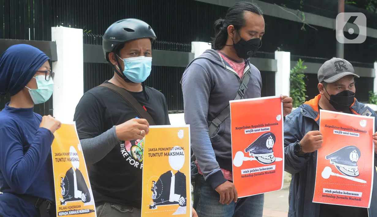 Aliansi Jurnalis Independen (AJI) menggelar aksi demo di depan Kejaksaan Agung, Jakarta, Rabu (1/12/2021). Mereka mendesak Jaksa menuntut maksimal Terdakwa pelaku penganiayaan Jurnalis Tempo Nurhadi di Surabaya yang terjadi pada 27 Maret 2021 lalu. (merdeka.com/Arie Basuki)
