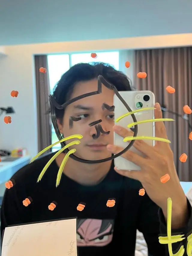 Potret Baskara dengan cermin berlukisan kucing (Instagram/@baskaramahendra)