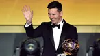 Pemain Barcelona, Lionel Messi melambaikan tangan sambil memegang trofi setelah memenangkan pemain terbaik dunia FIFA Ballon d'Or 2015 di Kongresshaus, Zurich, Senin ( 11/1). Ini adalah kelima kalinya Messi meraih Ballon d'Or. (AFP PHOTO/FABRICE COFFRINI)