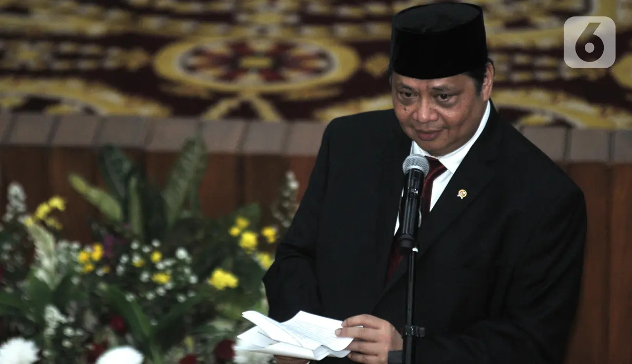 Menteri Koordinator Bidang Perekonomian Airlangga Hartarto menyampaikan sambutan dalam acara serah terima jabatan (Sertijab) di Kemenko Perekonomian, Jakarta, Rabu (23/10/2019). Airlangga Hartarto resmi menggantikan Darmin Nasution sebagai Menko Perekonomian. (merdeka.com/Iqbal Nugroho)