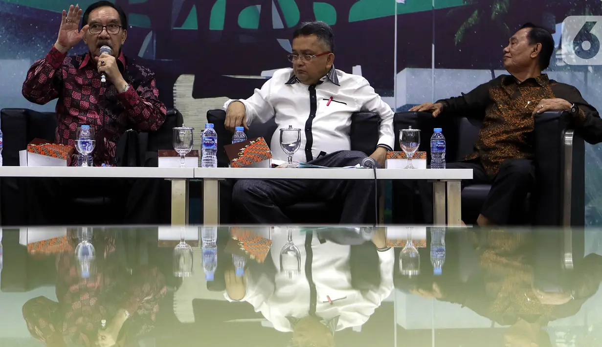 Mantan Ketua KPK Antasari Azhar (kiri) bersama anggota Komisi III DPR RI, Trimedya Panjaitan (tengah) dan mantan Wakil Ketua Komisi Yudisial (KY) Abbas Said menjadi pembicara dalam diskusi Dialektika Demokrasi di Kompleks Parlemen, Senayan, Jakarta, Kamis (7/11/2019). (Liputan6.com/Johan Tallo)