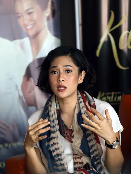 Kembali bertemu dengan sosok Christine Hakim tentu menjadi kebanggan tersendiri bagi Dian Sastrowardoyo. Sempat sebelumnya Dian dan Christine bermain dalam film berjudul Pasir Berbisik pada tahun 2000. (Nurwahyunan/Bintang.com)