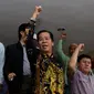 Ketum PITI Anton Medan bersorak setelah menemui Kapolda Metro Jaya Irjen Mochamad Iriawan di Polda Metro Jaya, Jakarta, Senin (31/10). Kedatangan Anton Medan untuk meminta jaminan keamanan Ibu Kota saat demo 4 November 2016. (Liputan6.com/Gempur M Surya)