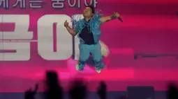 Penyanyi Korea Selatan Psy tampil pada konser Seoul Festa 2022 di Kompleks Olahraga Jamsil, Seoul, Korea Selatan, 10 Agustus 2022. (AP Photo/Ahn Young-joon)