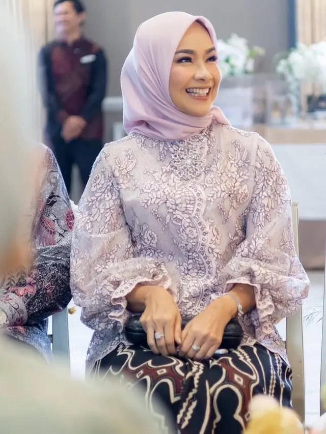 Alya Rohali saat Acara Tunangan Putri Sulungnya. [@arohali]