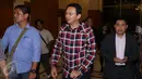 Cagub DKI Jakarta, Basuki Tjahaja Purnama (tengah) bersiap menghadiri Urun Rembuk Iluni UI di Grand Sahid Jaya, Jakarta, Kamis (12/1). Urun rembuk berlangsung tertutup. (Liputan6.com/Helmi Fithriansyah)