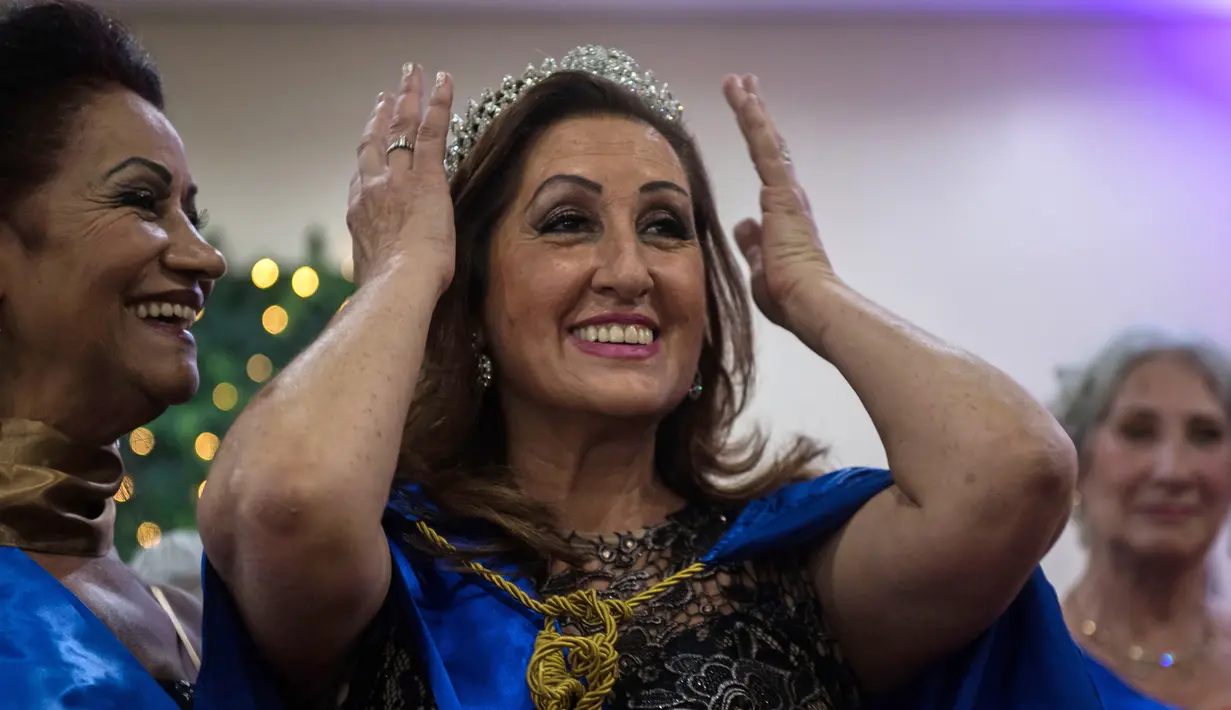 Seorang wanita bernama Rosalia Pereira yang berusia 62 tahun berhasil meraih Miss Elderly 2018 saat mengikuti kontes kecantikan untuk wanita lansia menjelang Hari Ibu, di Sao Paulo, Brasil (10/5). (AFP/Nelson Almeida)