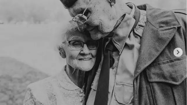 Pasangan Rayakan Ulang Tahun Pernikahan ke-70, Gaun Pengantin Istri Masih Muat Dipakai