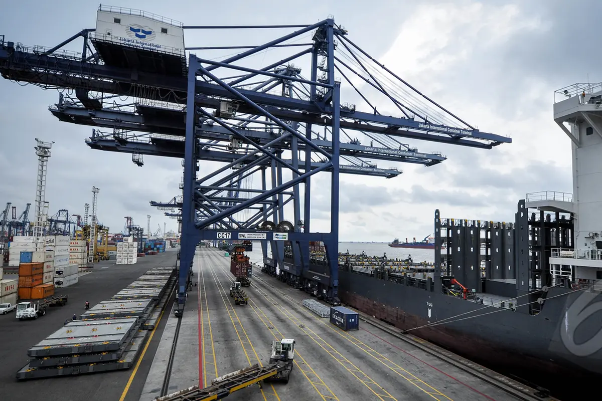 Aktivitas Bongkar Muat di JICT Tanjung Priok