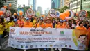 Suasana peserta saar membawa spanduk dalam aksi peringati Hari Gizi Nasional di kawasan Bunderan HI, Jakarta, Minggu (31/2/2015). Dalam aksinya memberikan memberitahukan pentingnya sayur mayur diberikan untuk anak. (Liputa6.com/Faizal Fanani)
