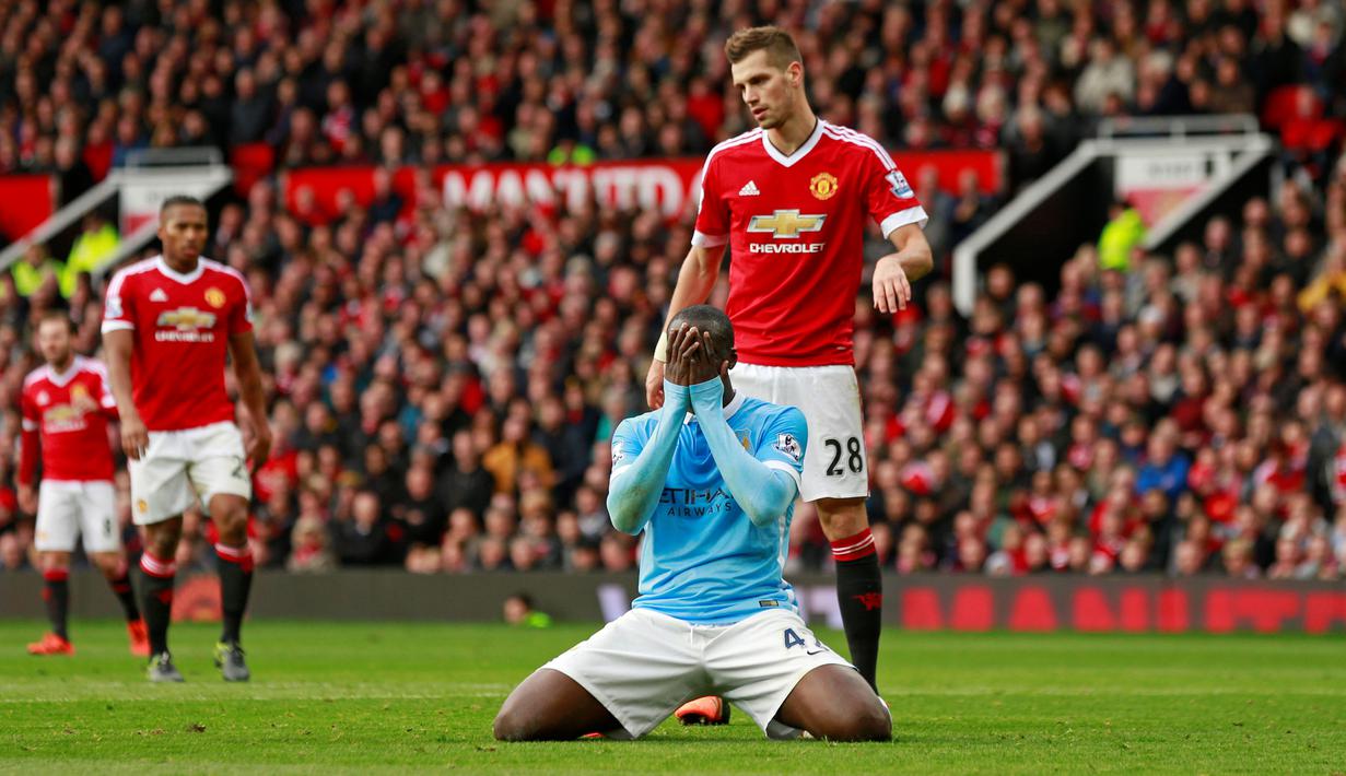 Ekspresi pemain Manchester City, Yaya Toure, setelah gagal memanfaatkan peluang di depan gawang Manchester United dalam lanjutan Liga Premier Inggris di Stadion Old Trafford, Inggris, Minggu (25/10/2015). (Action Images via Reuters/Jason Cairnduff)