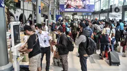 Memasuki H-3 Lebaran atau puncak arus mudik 2023, PT KAI mencatat hari ini sebanyak 41.900 pemudik berangkat dari Stasiun Gambir dan Pasar Senen. (merdeka.com/Iqbal S. Nugroho)