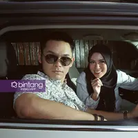 Singkatnya perkenalan dan banyaknya perbedaan, Ines selalu memohon doa pada Yang Maha Kuasa demi kerukunan dan keharmonisan keluarganya. Siang dan malam selalu berdoa yang membuatnya hampir menangis. (Bambang E Ros/Bintang.com)