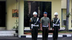 Pratu Heri (tengah) menghadiri upacara pemecatan dirinya di Markas Pusat Polisi Militer (Puspom), Jakarta, Senin (7/7/14). (Liputan6.com/Herman Zakharia)