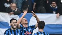 Gelandang Atalanta, Mario Pasalic (tengah), merayakan gol pertama timnya dalam pertandingan Serie A Italia antara Atalanta melawan Napoli di New Balance Arena, Bergamo, pada 22 Februari 2026. (Isabella BONOTTO / AFP)