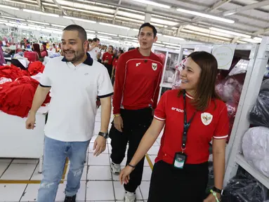 Bos Erspo, Muhammad Sadad (kiri) bersama Ganindra Bimo (tengah) sedang berjalan mengunjungi pabrik pembuatan jersey Erspo di daerah Bandung, Jawa Barat pada Rabu (12/2/2025). (Bola.com/Abdul Aziz)