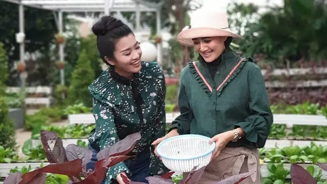 Jarang Tersorot, Ini 7 Potret Kebersamaan Fitri Carlina dan Sang Kakak