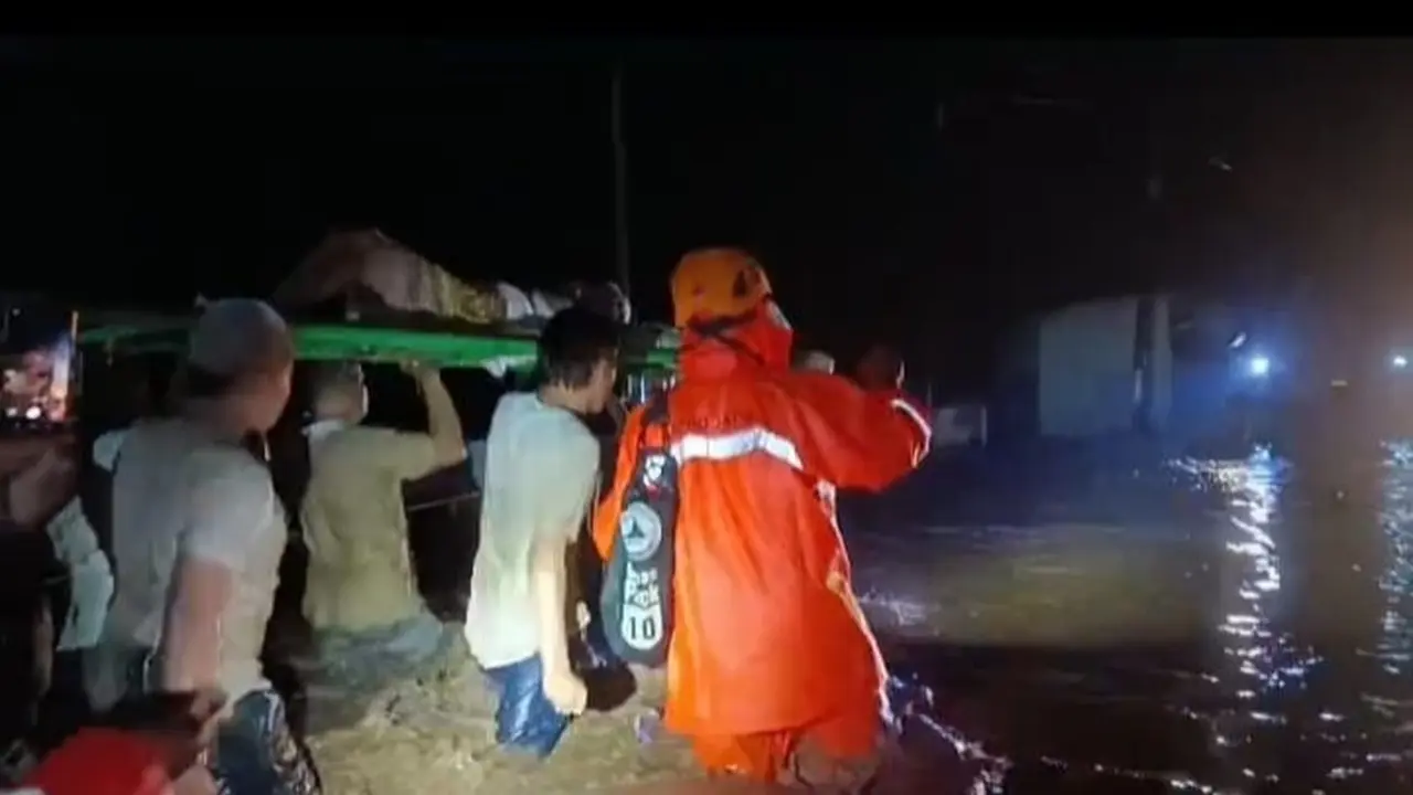 Tim  BPBD Situbondo mengevakuasi warg terdampak banjir (Istimewa)