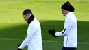 Penyerang Paris Saint-Germain (PSG), Mauro Icardi (kiri) dan Edinson Cavani  mengikuti sesi latihan tim di Saint-Germain-en-Laye (10/12/2019). PSG akan bertanding melawan wakil Turki, Galatasaray pada Grup A Liga Champions di Parc des Princes. (AFP/Franck Fife)