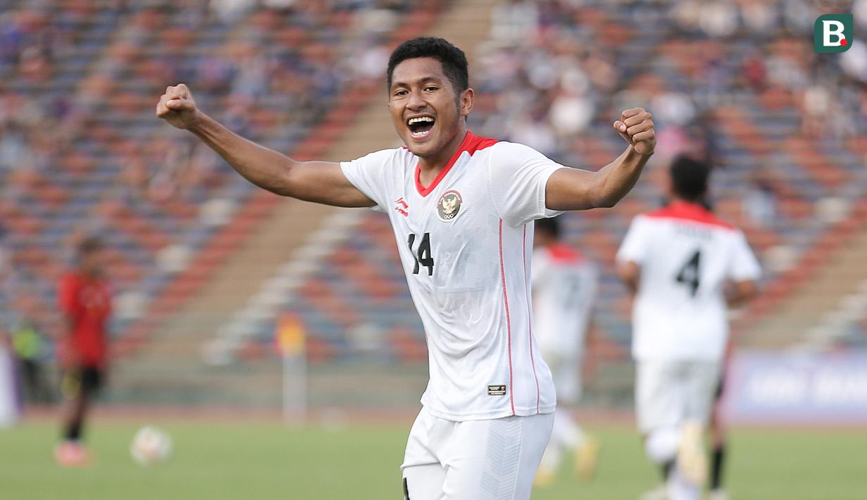 <p>Selebrasi pemain Timnas Indonesia U-22, Muhammad Fajar Fathur Rachman, setelah mencetak gol ke gawang Timor Leste pada pertandingan ketiga Grup A SEA Games 2023 yang berlangsung di Olympic Stadium, Phnom Penh, Kamboja, Minggu (7/5/2023). (Bola.com/Abdul Aziz)</p>