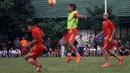 The Jak hadir memberikan dukungan pada sesi latihan Persija Jakarta di Lapangan Yon Zikon TNI AD, Selasa (6/9/2016). (Bola.com/Nicklas Hanoatubun)