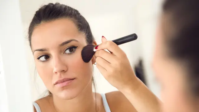 Tambahkan makeup mata lainnya seperti eyeshadow, eyeliner, dan maskara