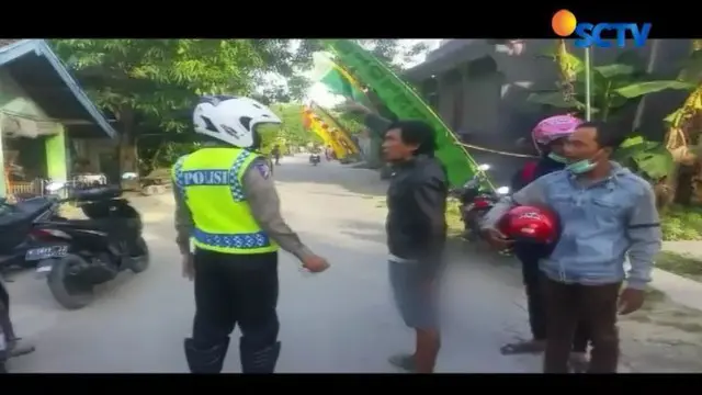 Rekaman video yang beredar di media sosial memperlihatkan sekelompok warga menumpahkan kekesalan mereka kepada dua dua polisi lalu lintas.