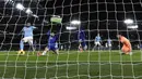 Gol pertama Manchester City dicetak oleh aksi Riyad Mahrez pada menit ke-23. Free kick indah winger asal Aljazair itu mengarah ke pojok atas gawang Chelsea tanpa bisa diantisipasi Kepa Arrizabalaga. (AFP/Glyn Kirk)