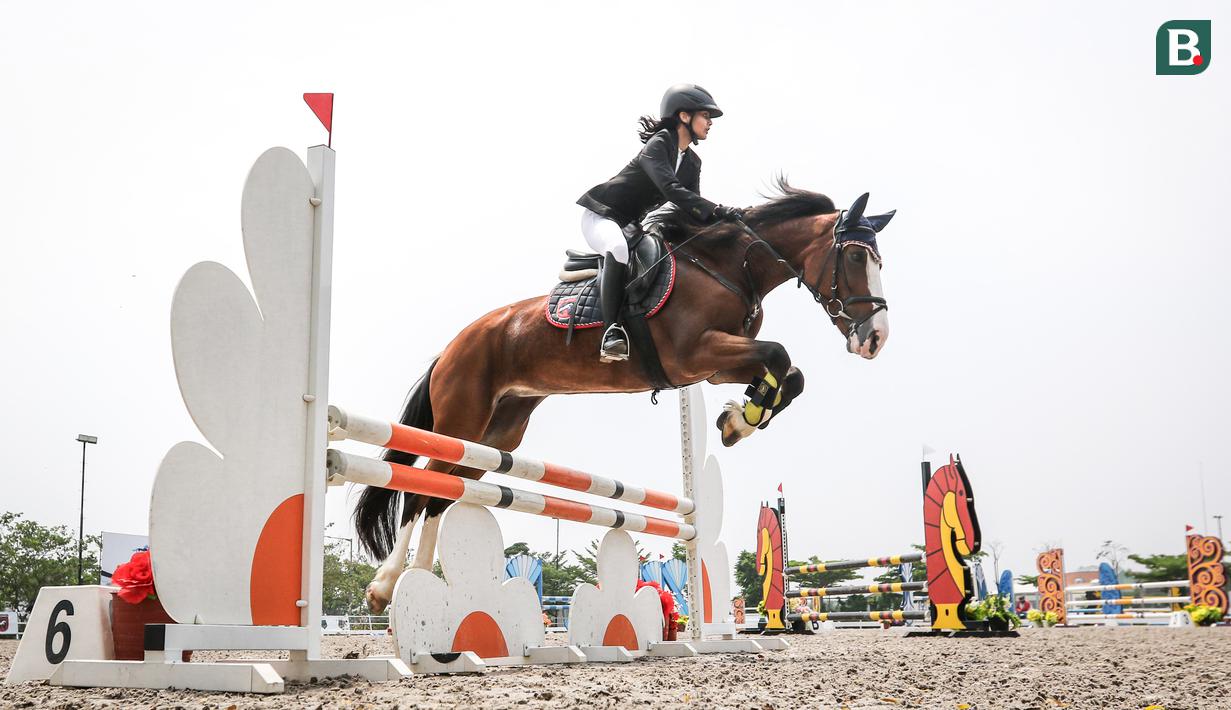 Atlet berkuda tim Equinara Horse Sports, Syadza Richella Amorifa beraksi pada nomor Show Jumping 70-90 cm saat ajang Solidarity Equestrian Challange 2022 yang berlangsung di Jakarta International Equestrian Park, Jakarta Timur, Minggu (30/01/2022). (Bola.com/Bagaskara Lazuardi)