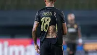 Jersey milik pemain Bhayangkara FC, Crislan Henrique robek saat laga lanjutan BRI Liga 1 2023/2024 antara Bhayangkara FC melawan Persib Bandung di Stadion Patriot Candabhaga, Bekasi, Sabtu (23/09/2023). (Bola.com/Bagaskara Lazuardi)