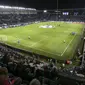 Sejumlah pemain Malmo FF dan Real Madrid melakukan pemanasan jelang laga Liga Champions di Stadion Malmo New, Swedia, Kamis (1/10/2015). (Reuters/Andreas Hillergren)