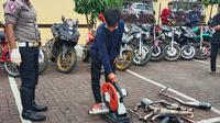 Pelanggar lalu lintas di Aceh disuruh memotong knalpot brong yang mereka gunakan di halaman Polresta Banda Aceh (Liputan6.com/Ist)