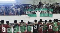 Pemain Timnas Indonesia U-16 menyapa suporter usai pertandingan melawan Singapura pada laga uji coba di Stadion Wibawa Mukti, Cikarang, Kamis, (8/6/2017). Indonesia menang 4-0. (Bola.com/M Iqbal Ichsan)