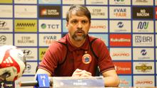 Pelatih Persija Jakarta, Mauricio Souza dalam jumpa pers jelang pertandingan melawa Persis Solo di Staidon Utama GBK, Minggu (26/4). (Bola.com/Abdul Aziz)