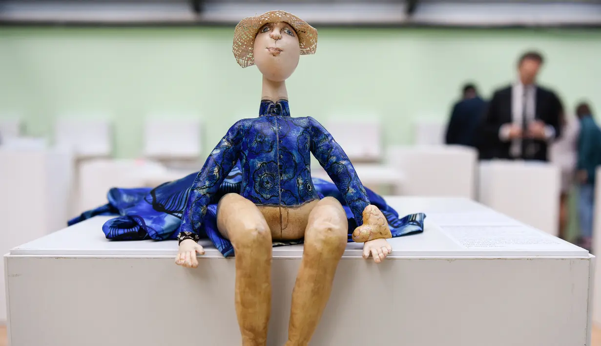 Salah satu koleksi barang yang dipamerkan dalam pembukaan Museum of Broken Relationships di Kosovo, Kamis (3/5). Museum tersebut didirikan untuk menampung barang-barang pemberian yang penuh kenangan dari kekasih yang sudah pergi. (ARMEND NIMANI/AFP)