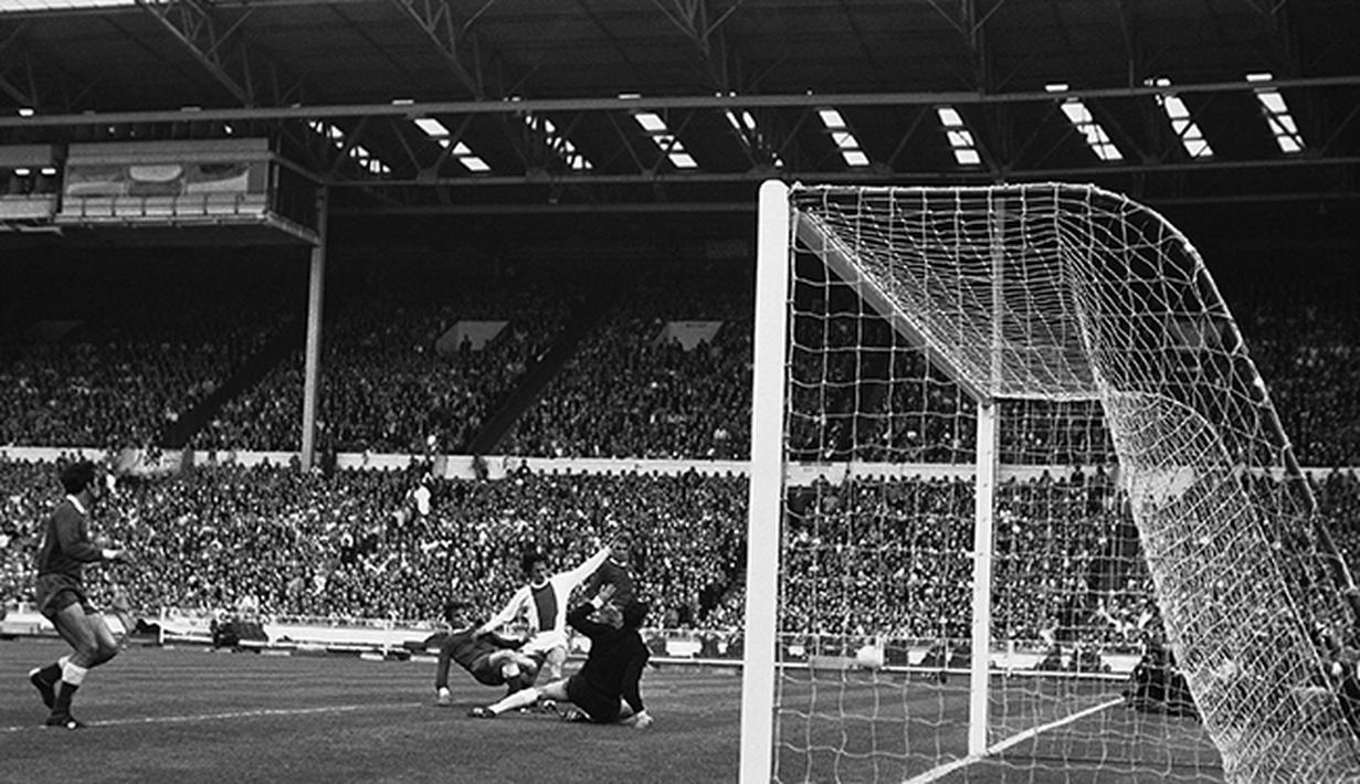 Johan Cruyff striker klub Ajax beraksi di laga final melawan Panathinaikos,di Stadiont Wembley pada tanggal 2 Juni 1971. (AP/File)