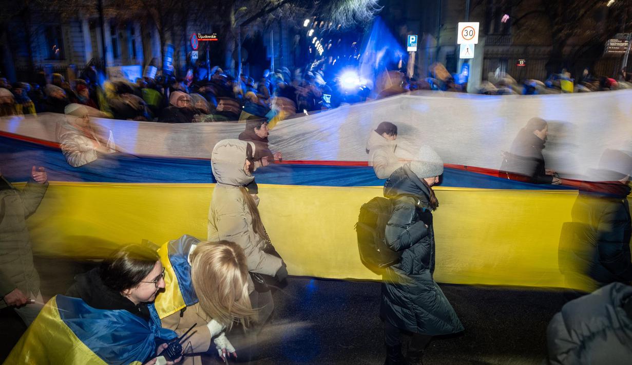 Warga Polandia dan anggota diaspora Ukraina ikut serta dalam demonstrasi di depan Parlemen Polandia di Warsawa untuk menandai peringatan 3 tahun invasi Rusia ke Ukraina pada 24 Februari 2025. (Wojtek RADWANSKI/AFP)