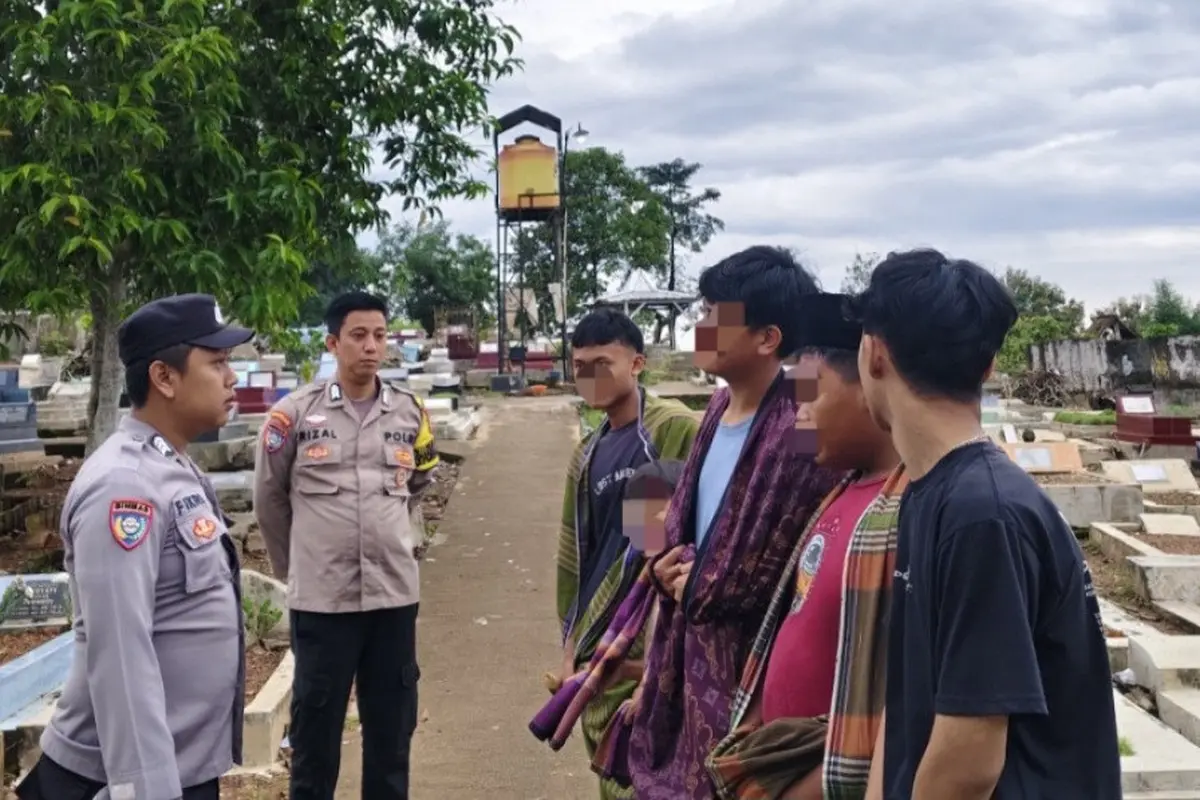 Polisi membubarkan para remaja yang perang petasan di TPU Pringsewu Selatan. (Istimewa)