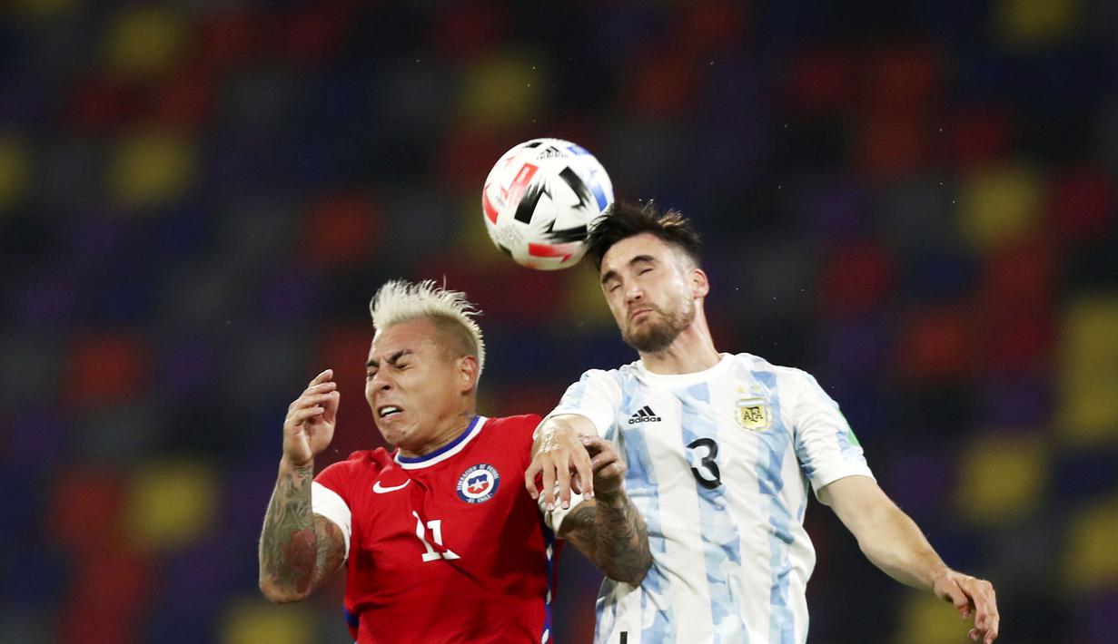 Pemain Argentina, Nicolas Tagliafico, duel udara dengan pemain Chili, Eduardo Vargas, pada Kualifikasi Piala Dunia 2022 Zona Amerika Selatan di Stadion Santiago del Estero, Jumat (4/6/2021). Kedua tim bermain imbang 1-1. (Agustin Marcarian, Pool via AP)