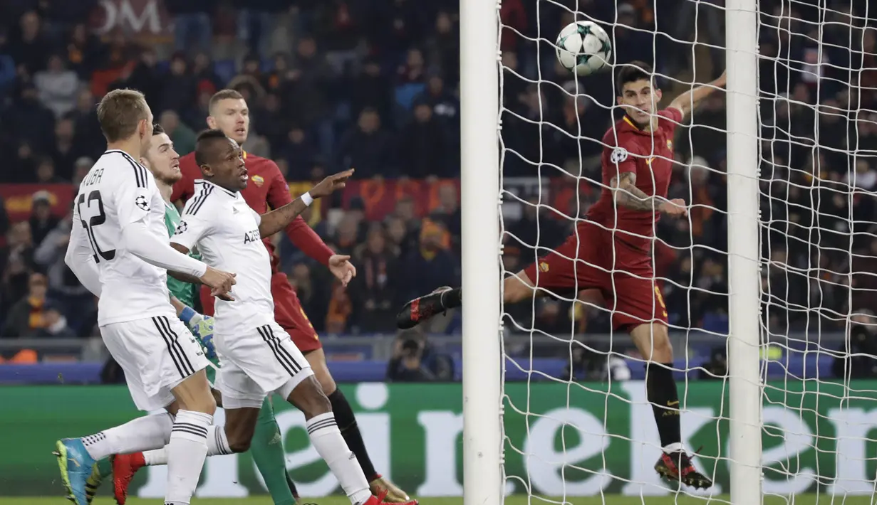 Striker AS Roma, Diego Perotti, mencetak gol ke gawang Qarabag pada laga Liga Champions di Stadion Olimpico, Roma, Rabu (6/12/2017). AS Roma Menang 1-0 atas Qarabag. (AP/Alessandra Tarantino)