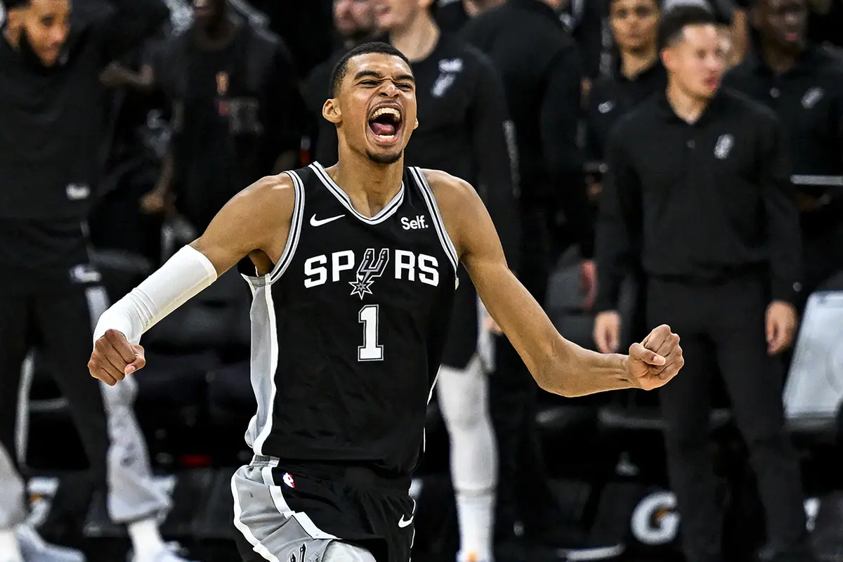 Selebrasi Victor Wembanyama saat meraih kemenangan perdana di NBA