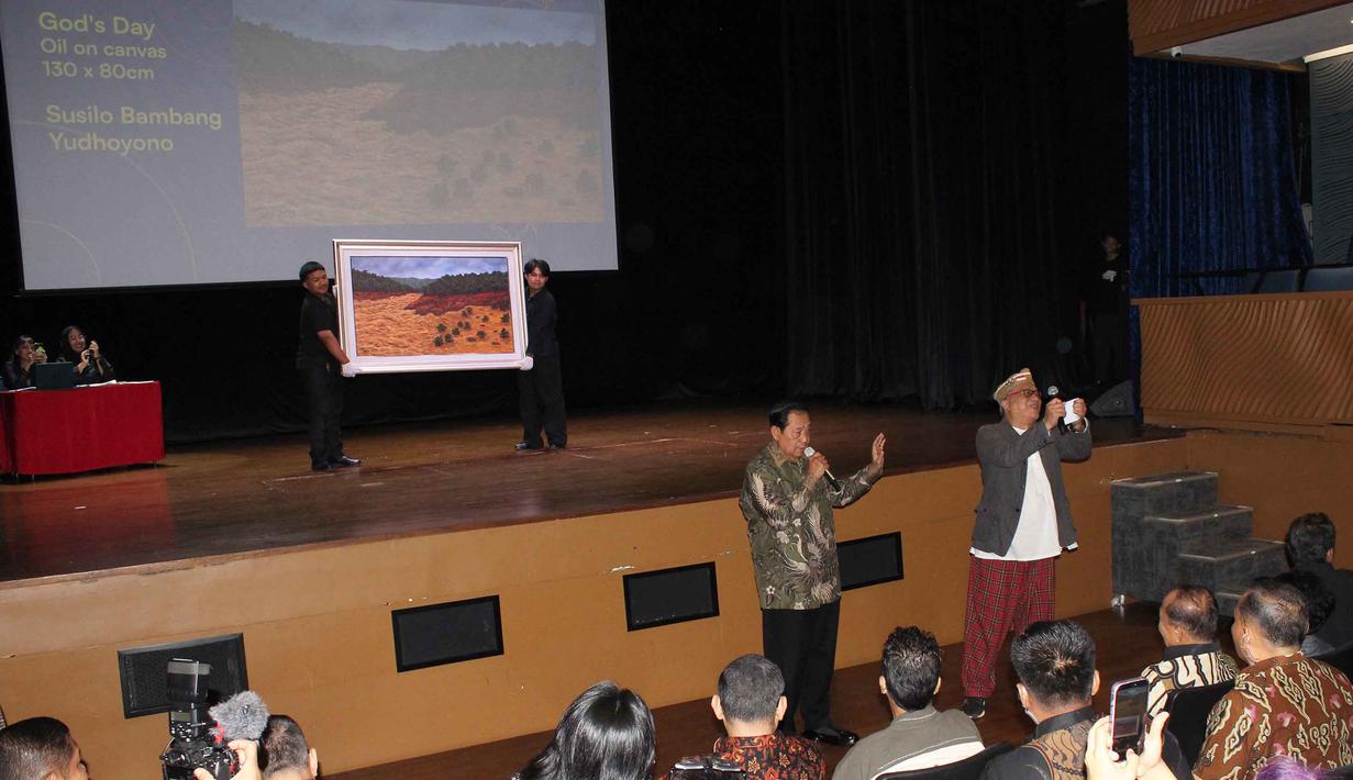 Dalam lukisan tersebut tertampil gelombang air berwarna coklat membelah daratan dan menenggelamkan sebuah perkampungan. Tampak dalam foto, Presiden ke-6 Republik Indonesia, Susilo Bambang Yudhoyono (SBY) didampingi Raden Rizki Mulyawan Kartanegara Hayang Denda Kusuma atau yang lebih dikenal dengan Dik Doank (kanan) saat mengikuti kegiatan Pameran Seni Rupa dan Lelang Lukisan di Teater Kecil, Taman Ismail Marzuki (TIM), Jakarta, Selasa (23/12/2025). (merdeka.com/magang/Rendi Saputra)