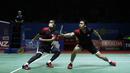 Ganda putra Indonesia, Mohammad Ahsan/Hendra Setiawan, saat melawan ganda Inggris, Marcus Ellis/Chris Langridge, pada Blibli Indonesia Open 2019 di Istora Senayan, Jakarta, Rabu (17/7). Ahsan/Hendra menang 28-26, 21-17. (Bola.com/Yoppy Renato)