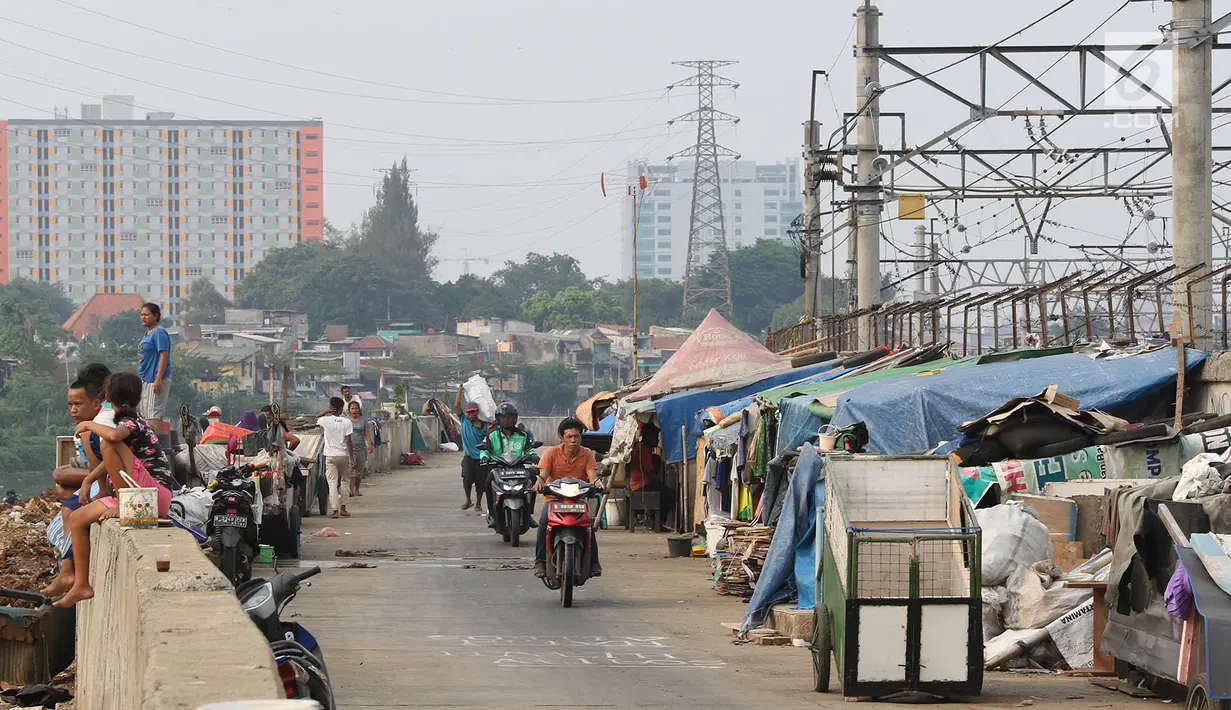 Gubuk liar berdiri di sepanjang jalur inspeksi Kanal Banjir Barat di Tanah Abang, Jakarta, Jumat (3/11). Kurangnya pengawasan menyebabkan daerah tersebut kembali dipenuhi gubuk liar. (Liputan6.com/Immanuel Antonius)
