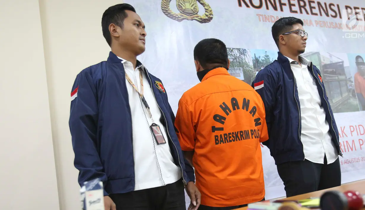 Polisi menghadirkan tersangka saat rilis kasus tindak pidana illegal loging di Bareskrim Polri, Jakarta, Selasa (6/8/2019). Tersangka berinisial M ditangkap karena menjadi dalam pembalakan liar hutan di Provinsi Jambi dan Sumatera Selatan. (Liputan6.com/Immanuel Antonius)