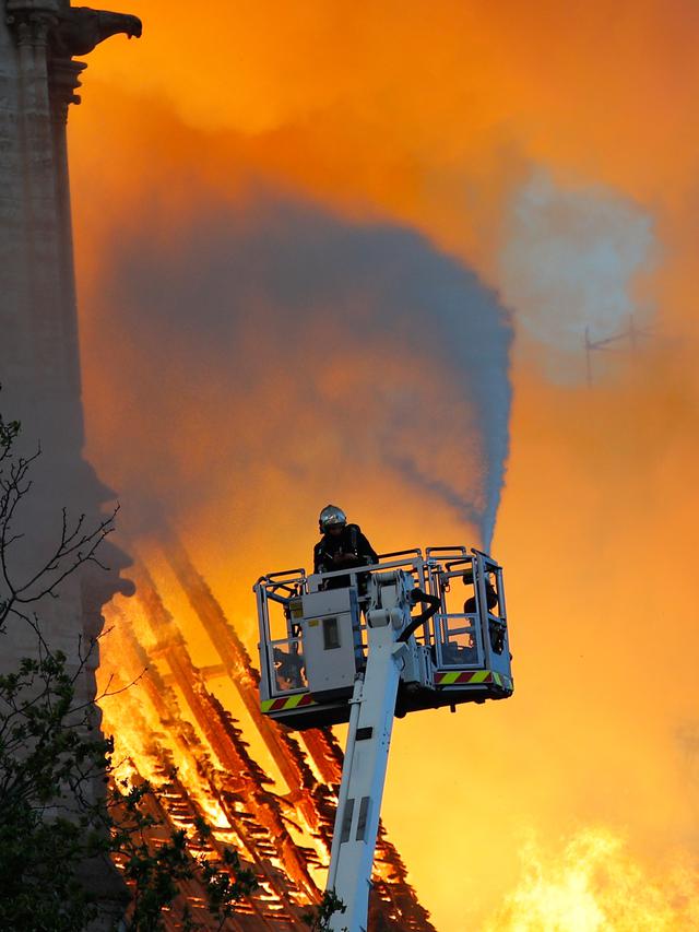 Katedral Notre Dame di Paris Terbakar